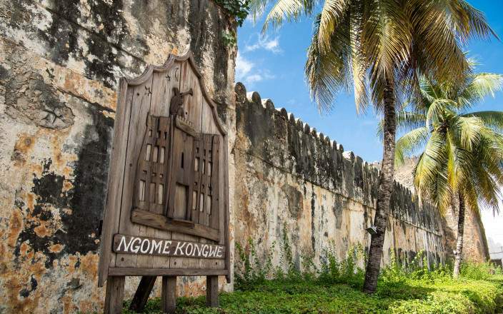 Admire the imposing Old Fort