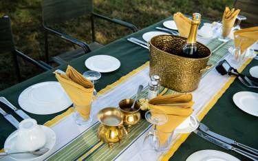 Champagne breakfast on a hot-air balloon safari