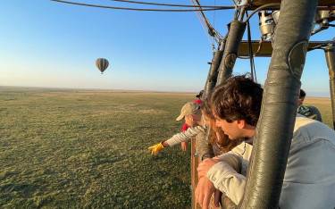 Thumbnail of People enjoying a hot-air balloon safari