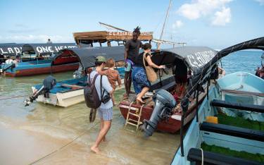 People leaving on a daytrip by boat